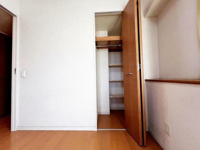 ウォークインクローゼット 2部屋に繋がるウォークスルークローゼットがございますので、部屋の中には収納家具を置かず居室部分を有効的に使えます。