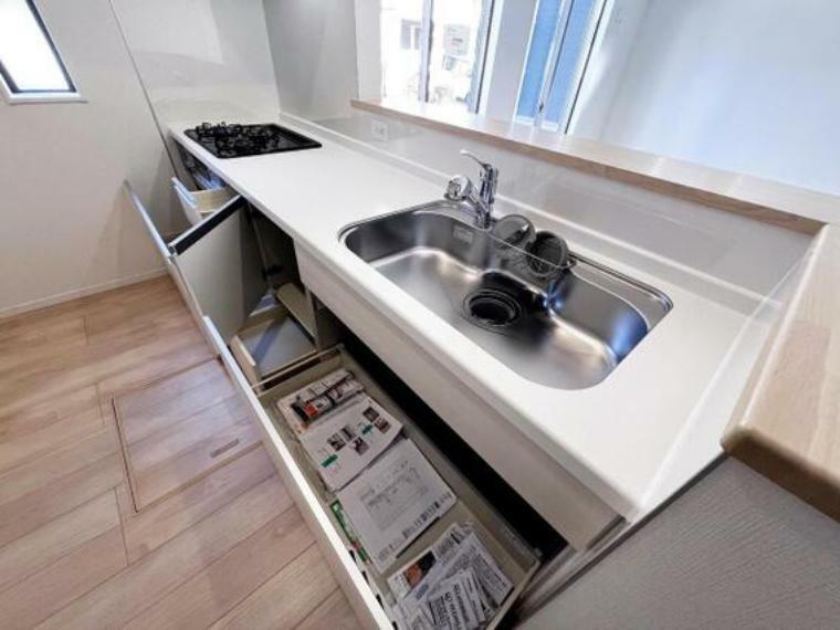 キッチン キッチン下部の収納スペースはスライド式で、奥の物まで取り出しやすいです。