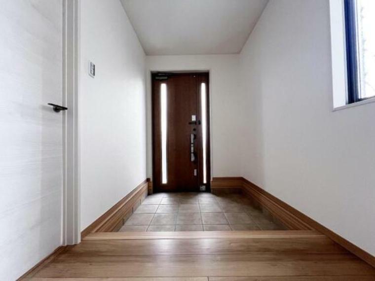 玄関 温かみのある白と木目調の内装でお客さまをお出迎えできます。