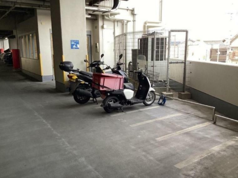 駐輪場 敷地内のバイク置場です。最新の空き状況はご確認ください。