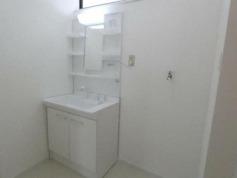 洗面化粧台 浴室には線、洗面所が隣接しています。白を基調とした清潔感のある空間です。