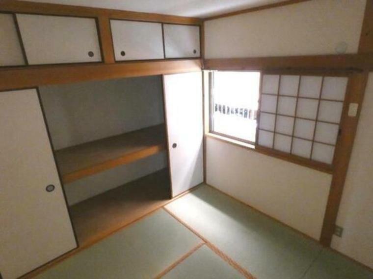 和室 階段をすぐの和室には収納豊富な押入を配置しております。