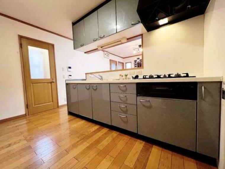 キッチン 吊り戸棚もあり、調理器具もスッキリ片付きますね。