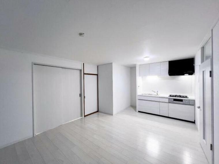 居間・リビング 白を基調とした空間で、どんな家具も似合いそうですね。