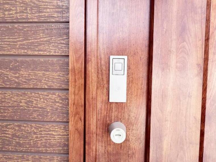 玄関扉は電子錠を採用しました。