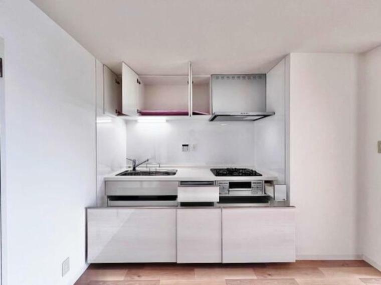 吊り戸棚付、キッチン下は収納スペースで、調理器具などもスッキリ片付きますね。