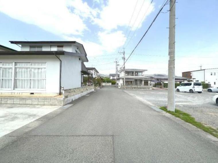 現況写真 前面道路は幅員約6mと広々しています。