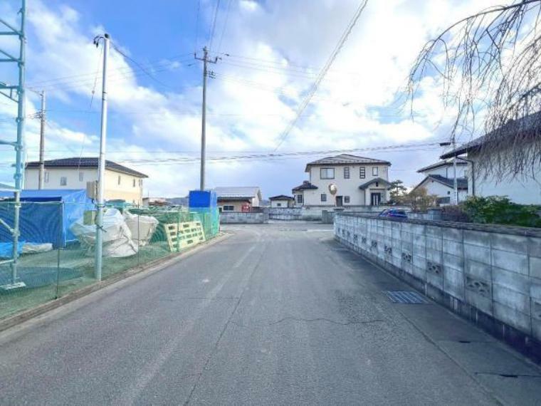 現況写真 西側の前面道路は幅員約6mございます。