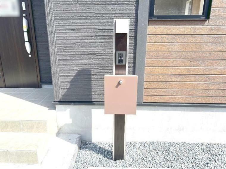 インターフォンと郵便受けは玄関前に設置されております。