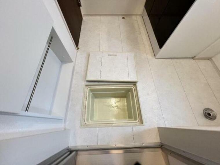 収納 洗面室の床下収納は、日用品の収納にも便利。