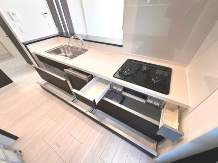 キッチン スライド式のキッチン収納は、奥のものまで取り出しやすく、収納力もございます。