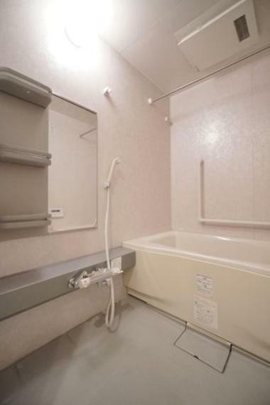 浴室 日々の疲れを癒してくれるゆったりサイズのバスルーム。浴室換気乾燥機も付いています。
