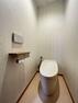 トイレ タンクレスのトイレを設置することで、空間を広くとれ、ゆったりとした空間に。温水洗浄便座付きです。