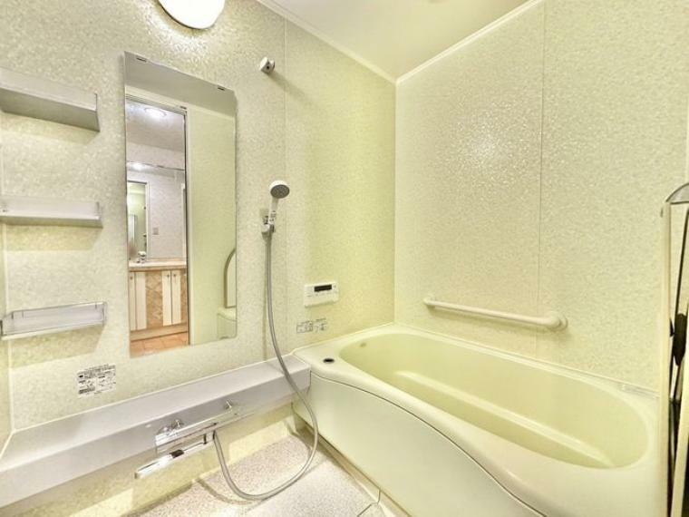 浴室 【浴室】ユニットバスで日々のお掃除も楽々！換気扇付きで、カビ防止にもなる嬉しい設備です。