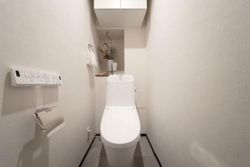 トイレ トイレは清潔感があります。温水洗浄便座付きでリモコン操作が容易です。※室内の家具や調度品は、売買代金には含まれません。