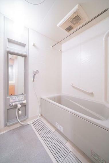 浴室 追い焚き付きのユニットバス。湯量・温度がワンタッチで調節できます