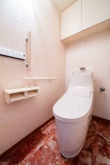 トイレ トイレは快適な温水洗浄便座付です。清潔感のあるホワイトで統一しました。