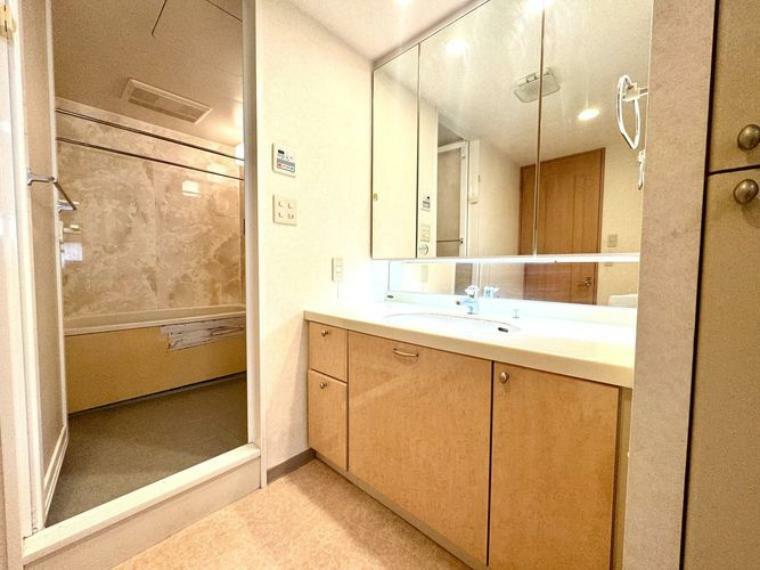 洗面台には三面鏡を使用。鏡の後ろに収納スペースを設ける事により、散らかりやすい洗面スペースをすっきりさせる事が出来るのも嬉しいですね。