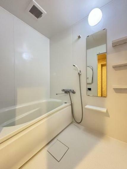 浴室 全面をホワイトで統一した落ち着きのある大人の空間の浴室。ホワイト系の色合いとすることで高級感漂う中でゆったりとした落ち着いた雰囲気になります。また、水垢汚れを早期に見つけることができます。