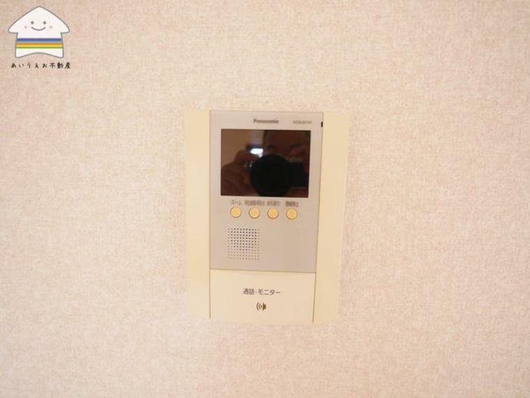 防犯設備 【TVモニター付インターフォン】訪問者の確認ができ、現代では当然の安心設備を備えております