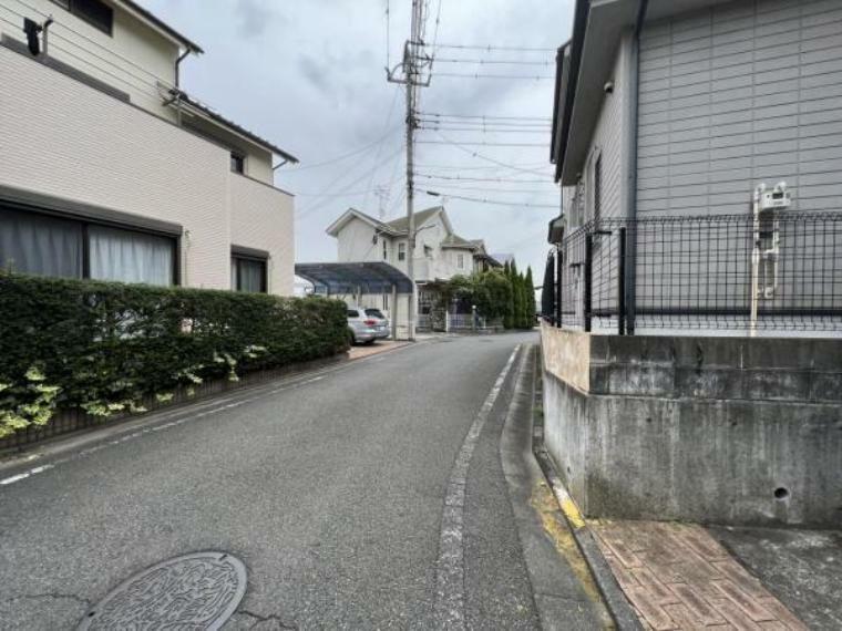 外観写真 前面道路も広く開放感がございます。