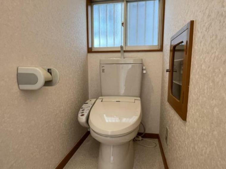 トイレ 温水洗浄便座付きトイレです。収納スペースあり。