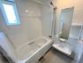 浴室 ホワイトベースの清潔感溢れるバスルーム。ゆっくり半身浴を楽しめるベンチ型の浴槽を採用しています。