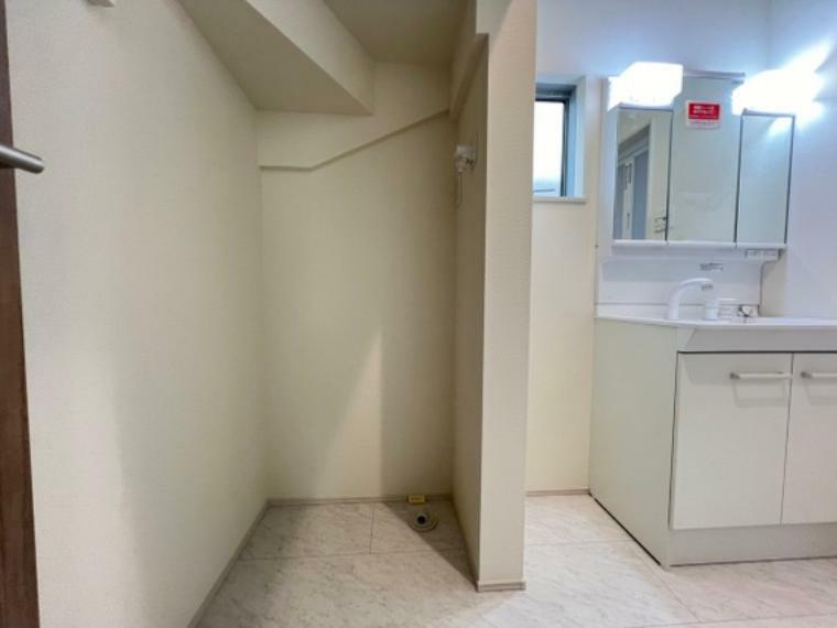 ランドリースペース 階段下のスペースを有効的に利用した、洗濯機置き場も確保されています。