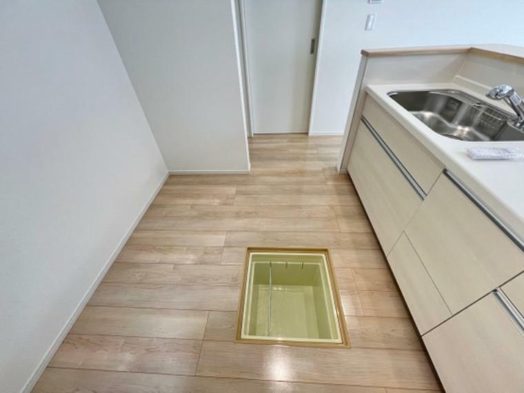 キッチン 床下収納は、食品や日用品の収納にも便利。