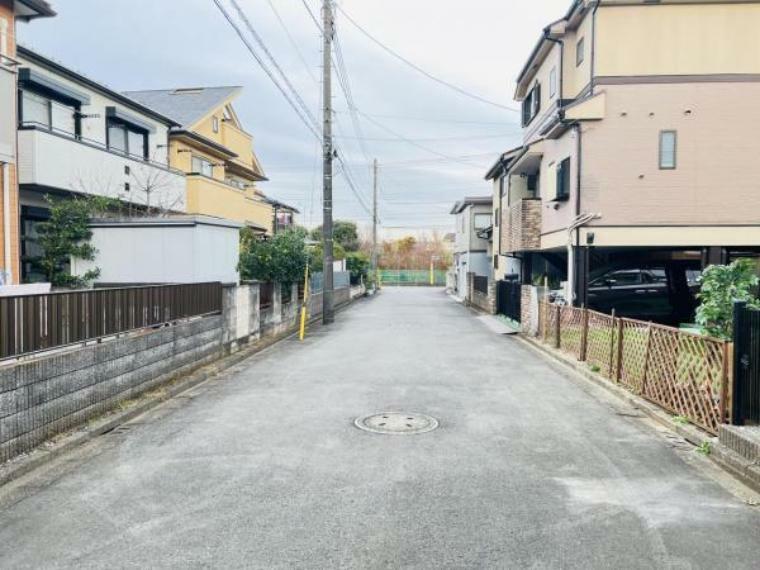 前面道路も広く開放感がございます。