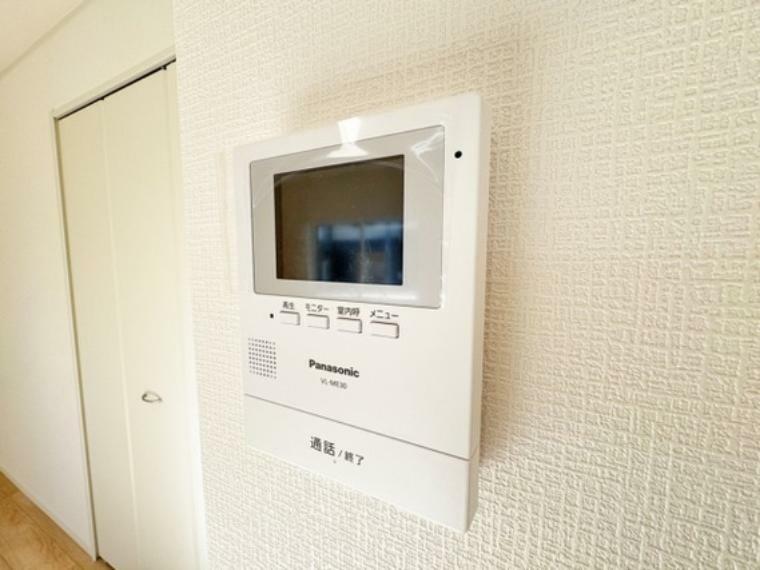 TVモニター付きインターフォン モニター付きインターホンで、お部屋に居ながら訪問者を確認できます。