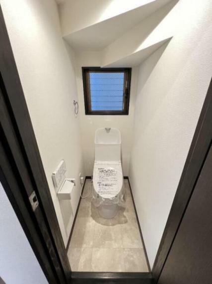 温水シャワー洗浄機能付のトイレは、清潔感が印象的な空間ですね。