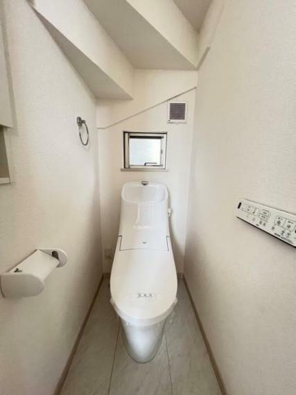 トイレ 階段下のスペースを有効活用したトイレです。