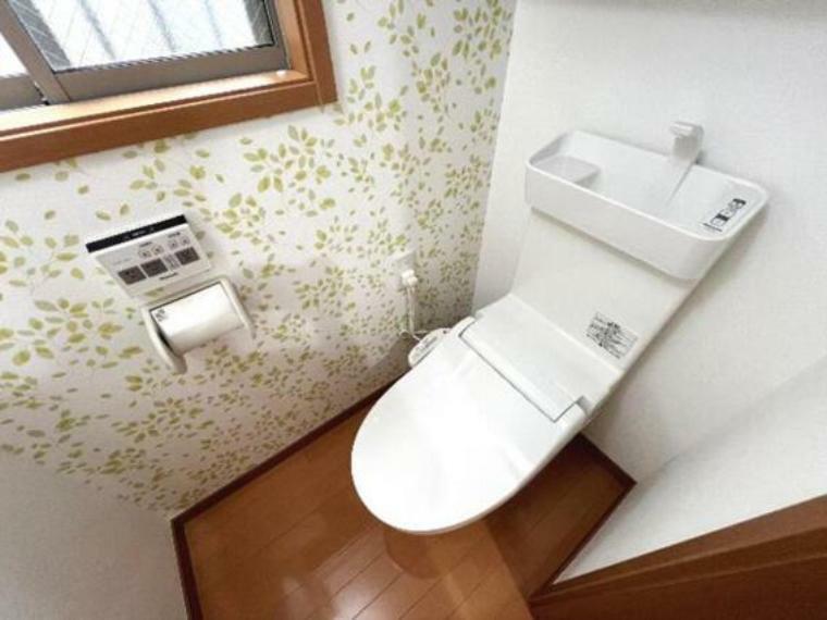 トイレ 窓のある明るい雰囲気のトイレです。