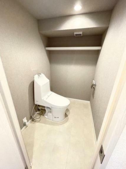 トイレ トイレ上部に棚がございます。