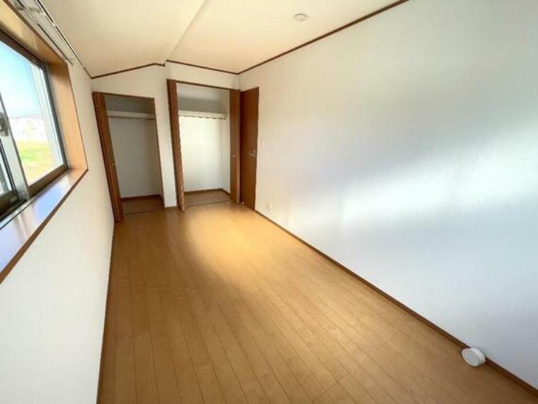 洋室 広い収納がありお部屋のスペースを有効活用できそうですね。