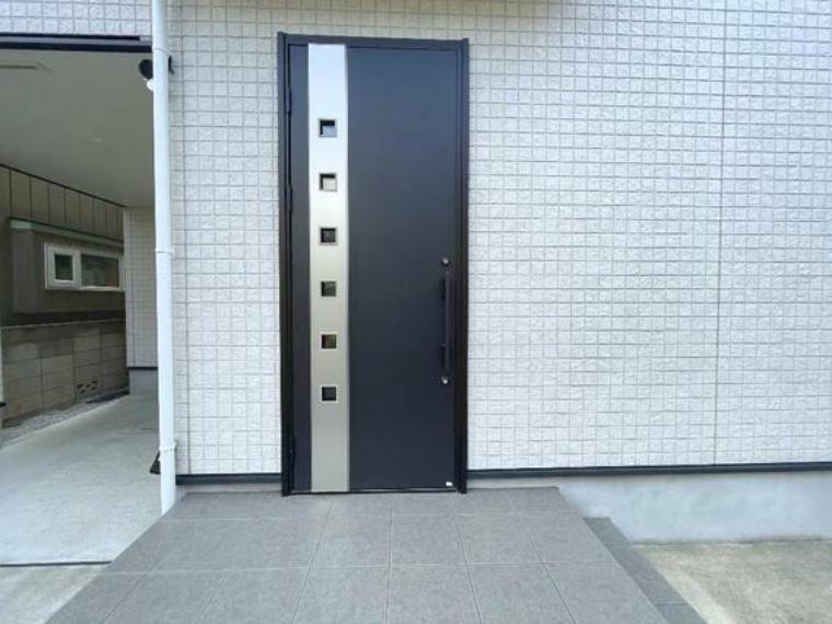 ダブルロックで防犯面にも考慮された玄関ドアです。
