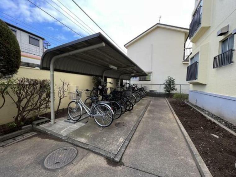 駐輪場 自転車置場です。屋根付きがうれしいですね。