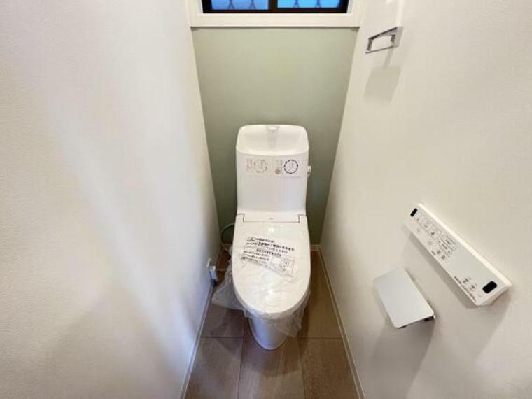 トイレ グリーンのアクセントクロスがおしゃれな印象のトイレ。内装リフォームで快適なシャワートイレに交換済です。