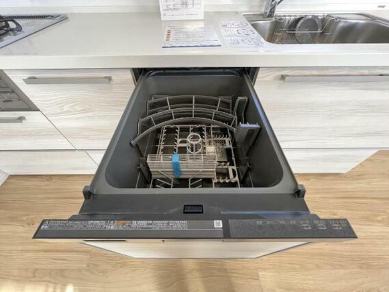 浄水器付システムキッチンはもちろん、食器洗浄乾燥機も装備されているのは嬉しいですね。