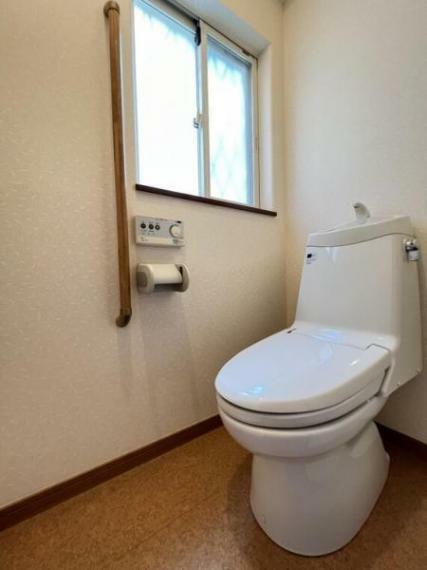 トイレ 窓があり換気に優れたトイレです。