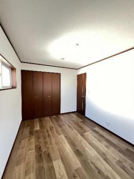洋室 クローゼット完備で、お部屋の生活スペースが有効的に使えますね。