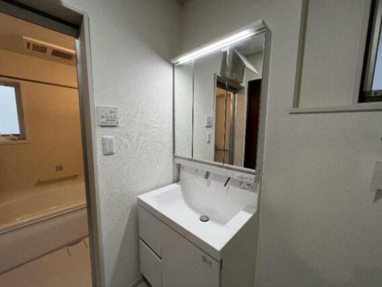 洗面台は三面鏡としてもお使い頂けます。