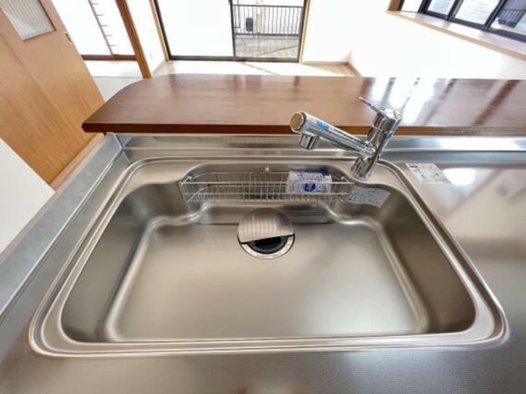キッチン 鍋やフライパンなど大きな物も洗いやすいシンクです。