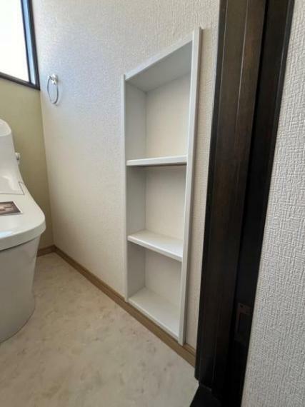 トイレ トイレの壁に収納がございます。トイレットペーパーのストックなどに便利です。