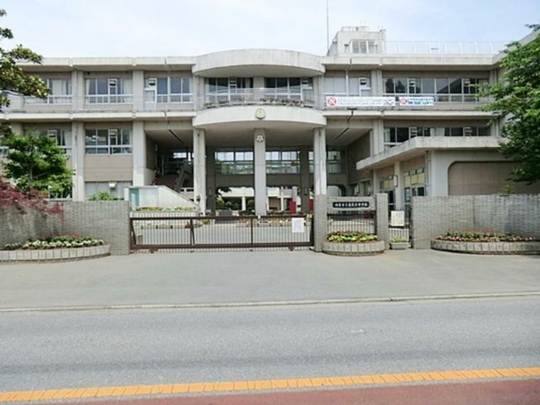 鴻巣市立赤見台中学校　徒歩22分（約1700m）