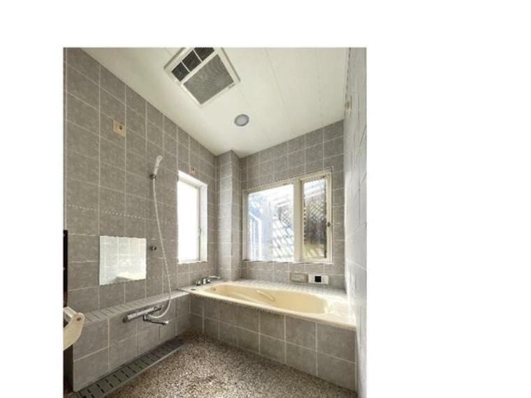 浴室 窓付きの浴室は換気もでき、カビ対策にもなりますね。