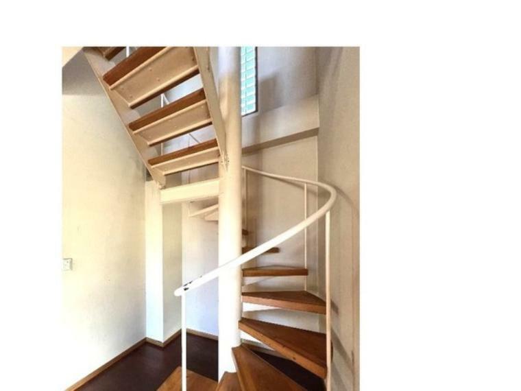 手すり付きの階段で毎日の上り下りも楽々。おしゃれな螺旋階段です。
