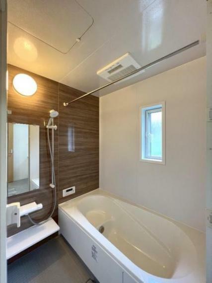 浴室 追い焚き機能付のお風呂でいつでも温かい湯船に入れますね。