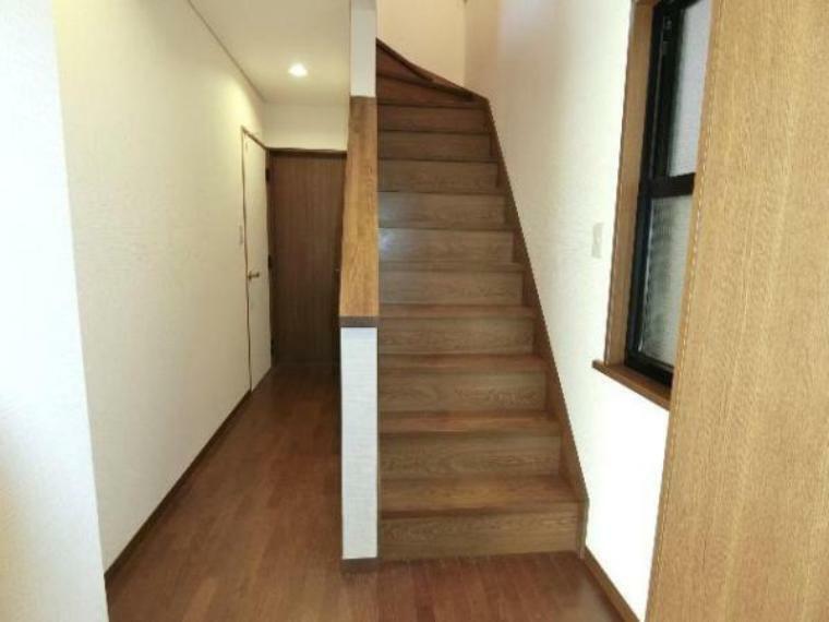 玄関からすぐ階段がございます。
